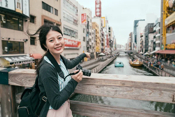Glada Damen Turist Besöker Japan Avkopplande Träbron Vinden Blåser Asiatisk — Stockfoto