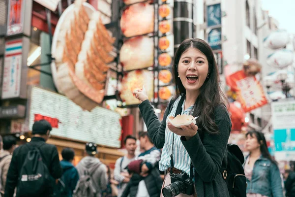 Jeune Voyageuse Tenant Nourriture Rue Japonaise Beau Touriste Debout Devant — Photo