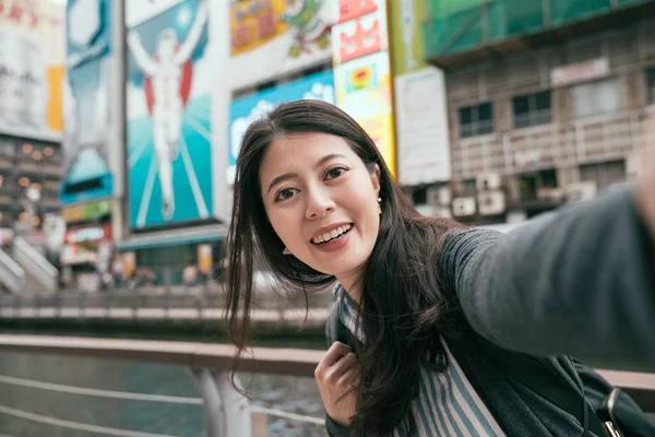Женщина Путешественница Помощью Мобильного Телефона Делает Селфи Знаком Бегуна Осаке — стоковое фото
