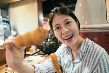 lezzetli yemek Izakaya içinde gösterilen Genç Japon bayan. restoranda lezzetli Japonca sokak gıda. neşeli kadın deneyimi Japon lifesyle.