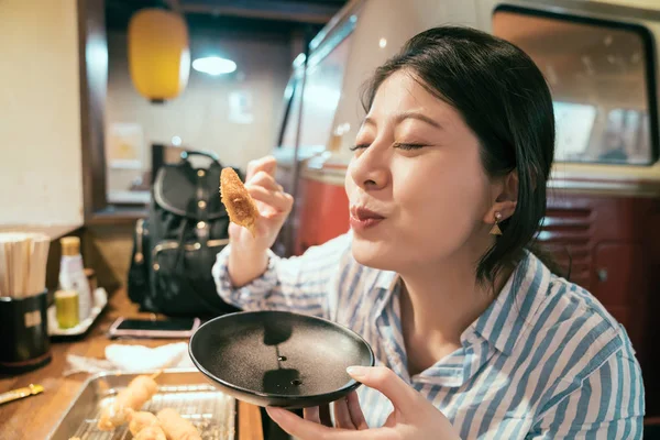 Женщина Путешественник Нравится Японскую Еду Izakaya Молодая Девушка Закрывает Глаза — стоковое фото