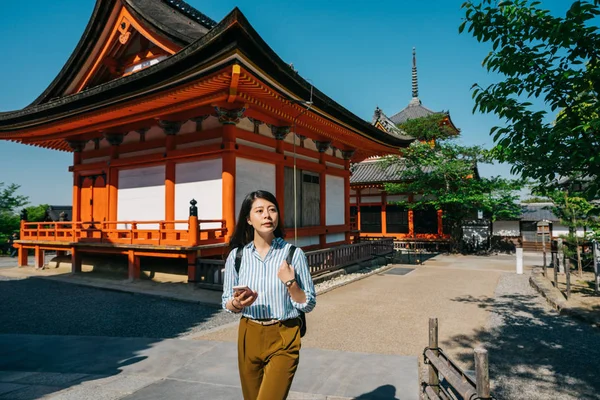 Elegantti Matkustaja Katselee Ympärilleen Punaisessa Temppelissä Kiotossa Pitää Älypuhelinta Lukemalla — kuvapankkivalokuva