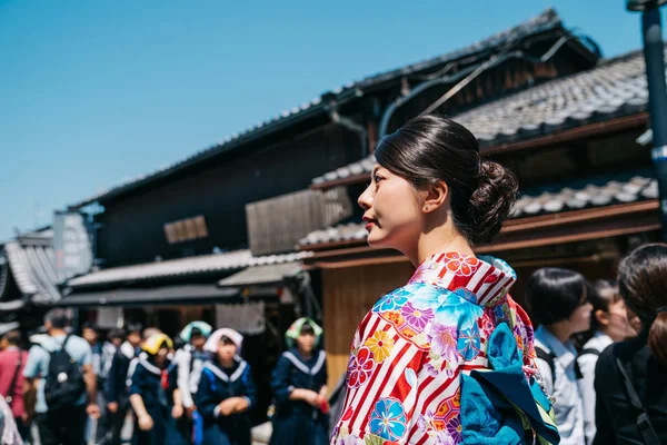 Japán Hölgy Állt Utcán Középiskolás Diák Háttérben Gyaloglás Fejét Törülközővel — Stock Fotó