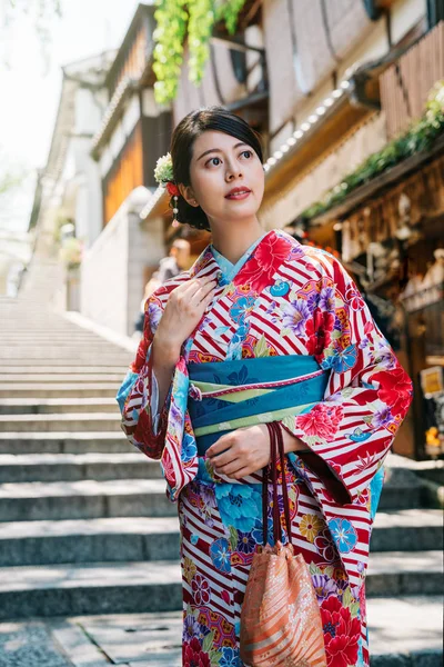 Japanse Dame Met Kleurrijke Kimono Onderaan Trap Met Vele Japanse — Stockfoto