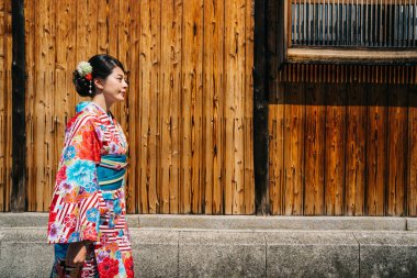 Çiçek desen kimono tapınağa yürüme zarif bayanla. güneşli bir gün sokakta kimono elbise genç kız. Kyoto iyi havanın tadını.