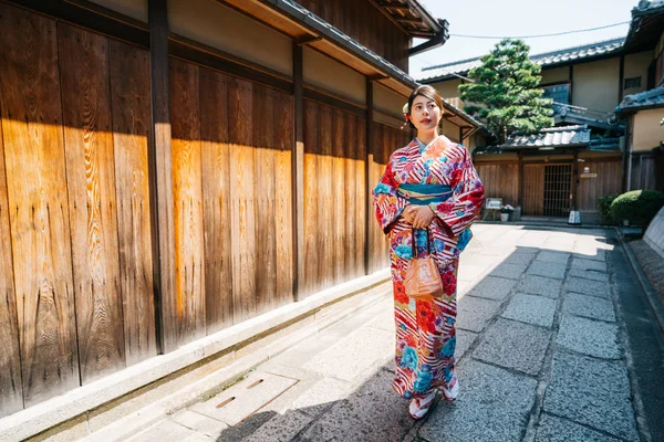 Teljes Hossza Turisztikai Viselt Kimono Látogatás Régi Város Japánban Fiatal — Stock Fotó