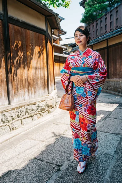 Comprimento Total Senhora Japonesa Vestindo Quimono Vai Visitar Seu Amigo Foto primagefactory 222947422