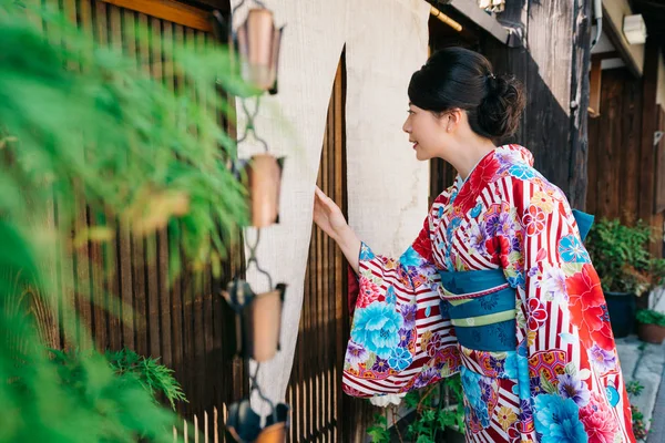 Beleefd Japanse Dame Met Mooie Kimono Bezoekende Vriend Het Invoeren — Stockfoto