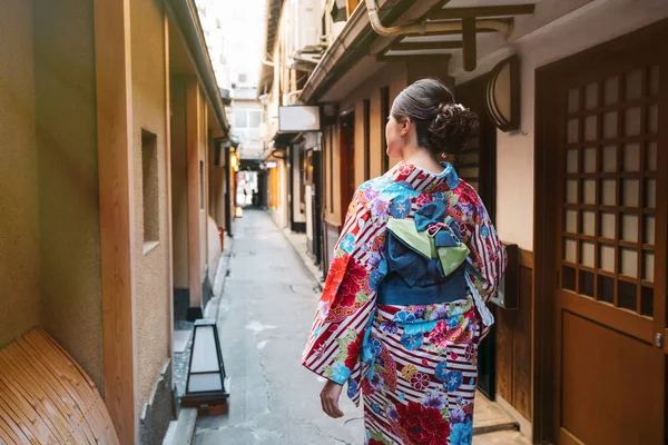 Вид Сзади Красивую Японскую Женщину Кимоно Идущую Дома Присоединиться Фестивалю — стоковое фото