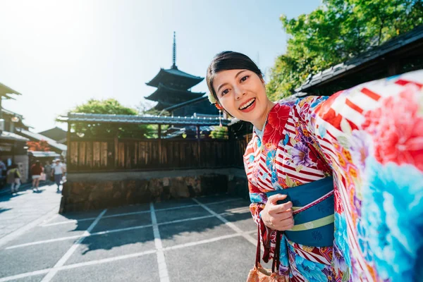 Мандрівник Приміряє Кімоно Беручи Selfie Відомих Pagoda Кіото Мандрівник Досвід — стокове фото