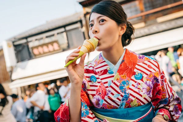 Mooie Japanse Dame Heerlijke Matcha Ijs Staande Japanse Straat Eten — Stockfoto