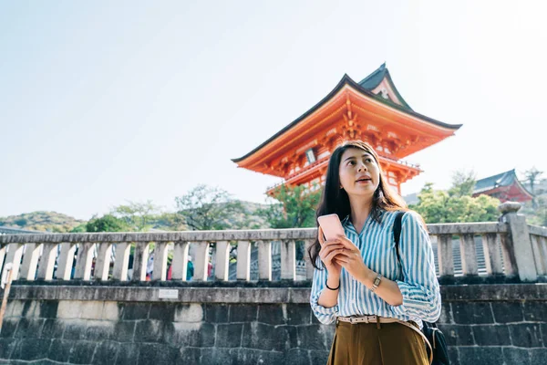 Elegante Vrouwelijke Reiziger Zoeken Naar Informatie Telefoon Van Rode Japanse — Stockfoto