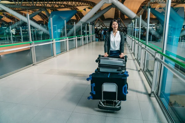 Mulher Negócios Asiática Andando Aeroporto Kansai Jovem Senhora Escritório Empurrando — Fotografia de Stock