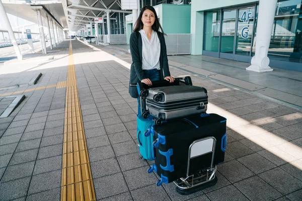 Mulher Asiática Viajante Rolando Carrinho Bagagem Fora Aeroporto Osaka Com — Fotografia de Stock