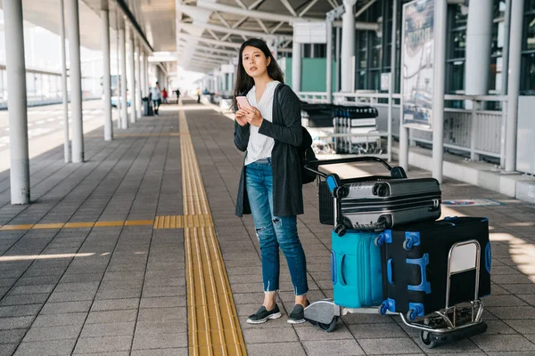 Asiática Empresária Chegar Kansai Aeroporto Internacional Livre Procurando Horário Ônibus — Fotografia de Stock