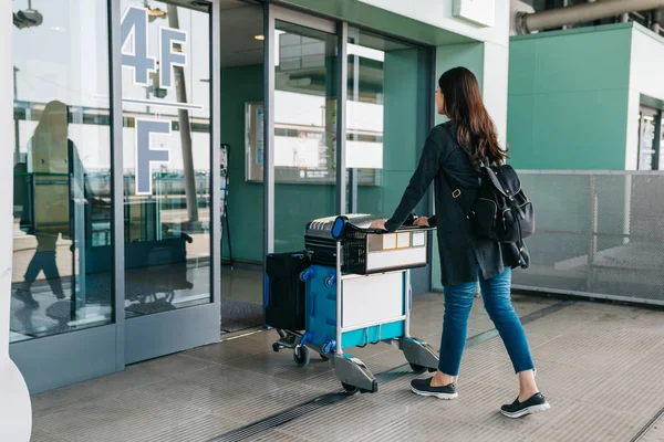 Jovem Asiático Menina Carregando Bagagem Entrando Kansai Aeroporto Internacional Mulher — Fotografia de Stock