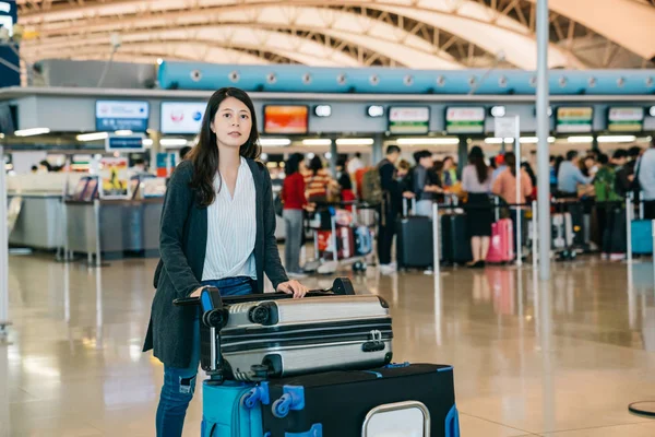 Mulher Asiática Andando Pelo Balcão Aeroporto Indo Para Terminal Empurrando — Fotografia de Stock