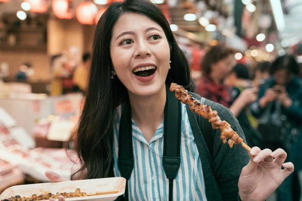 Fiatal Hölgy Turisztikai Hobbi Helyi Specialitás Utcai Élelmiszer Eszik Japánban — Stock Fotó