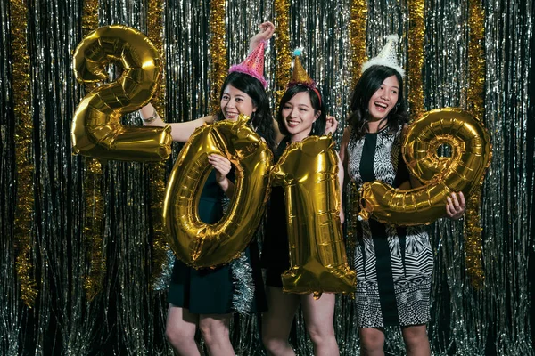 Senhoras Com Chapéus Aniversário Festa Véspera Ano Novo Encantadoras Senhoras — Fotografia de Stock