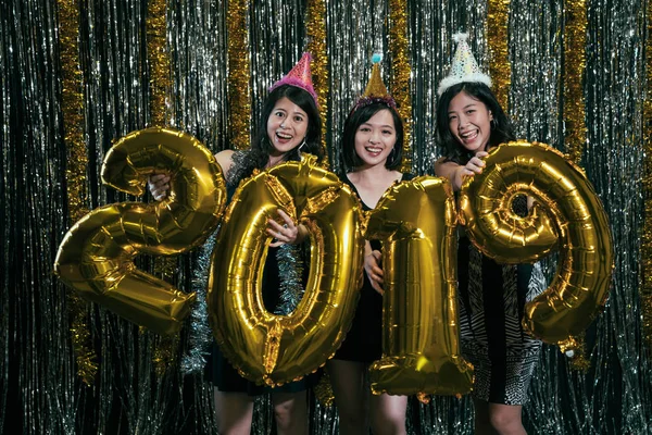 Κορίτσια Που Μεταφέρουν Χρυσό Έγχρωμο Αριθμούς 2019 Μπαλόνι Που Δείχνει — Φωτογραφία Αρχείου
