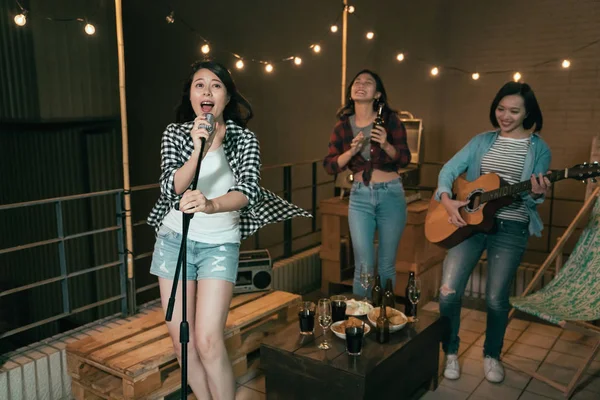 Bandas Chicas Asiáticas Practicando Nuevas Canciones Techo Por Noche Señoritas — Foto de Stock