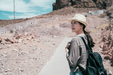 Hasır şapka neşeli gezgin hoover Barajı ziyaret edin. genç vahşi turist aşk doğa macera. kadın backpacker sevinçle ABD'de yaz aylarında seyahat etmek.