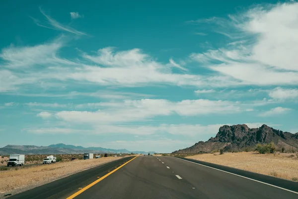 夏季早晨的道路全景 蓝色天空下的柏油路和绿色的山地自然景观 阳光高速公路上没有人 — 图库照片