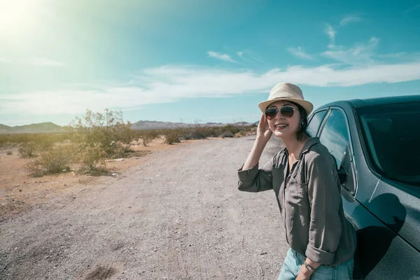 Γυναίκα Αυτοκίνητο Οδηγός Στέκεται Την Κενή Φύση Ηλιόλουστη Ημέρα Που — Φωτογραφία Αρχείου