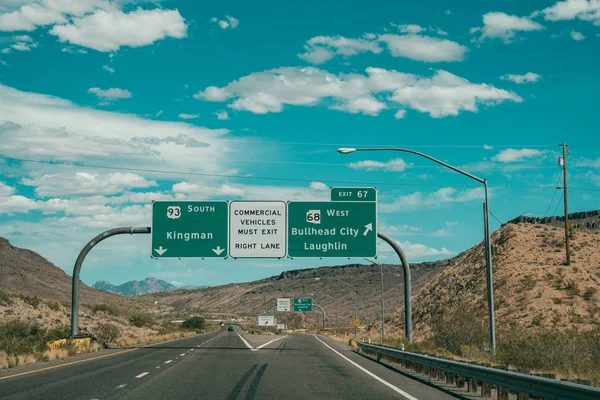 美国晴天的国家公路起源标志 站在空旷的十字路口上方的路标 标志的图片与继续驾驶向西部或南部以蓝天背景 — 图库照片