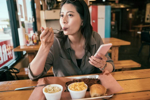 Asian Woman Holding Cellphone Sitting Restaurant Young Lady Eating Meal — Stock Photo, Image