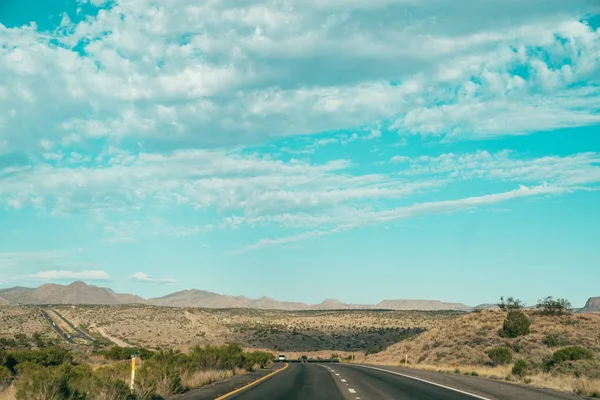 güneşli gökyüzü ile panoramik manzarası ile boş asfalt yol. parlak güneş ışığı Otoban yol Amerika vahşi ormanda. hurma aşk kavramı.