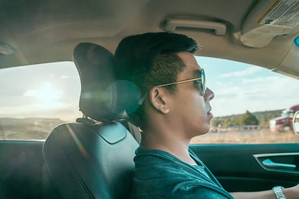 Conductor Coche Con Gafas Sol Conduciendo Día Soleado Joven Asiático — Foto de Stock