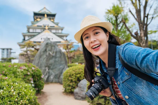 Traveler Visiting Osaka Castle Alone Taking Selfie Young Asian Photographer — Stock Photo, Image