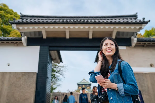Jovem Menina Feliz Entrada Castelo Osaka Elegante Atraente Viajante Cintilar — Fotografia de Stock