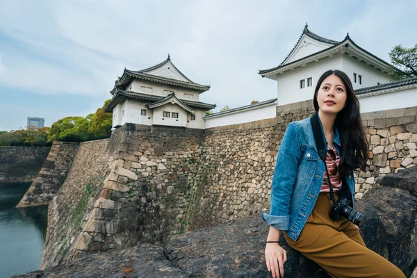 Turista Napos Szabadtéri Nagy Rock Női Objektív Ember Örömteli Élvezze — Stock Fotó