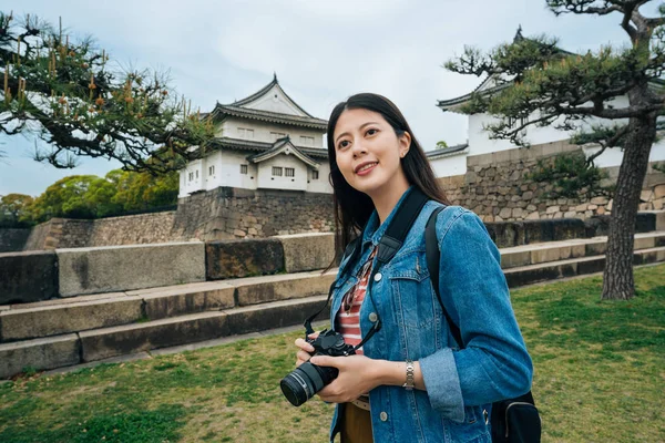 Ασιατικές Κορίτσι Τουριστική Εκμετάλλευση Φωτογραφική Μηχανή Στα Χέρια Στέκεται Στο — Φωτογραφία Αρχείου