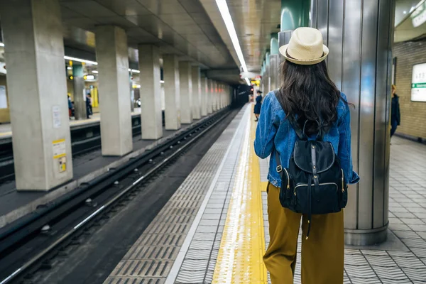 Séta Metró Osaka Japán Platform Női Hátizsákos Hátulnézete Fiatal Ázsiai — Stock Fotó