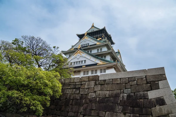晴れた日に誰も静かな大阪城 古い伝統的な宮殿と美しい青空 夏の屋外の緑の木と石の壁 — ストック写真