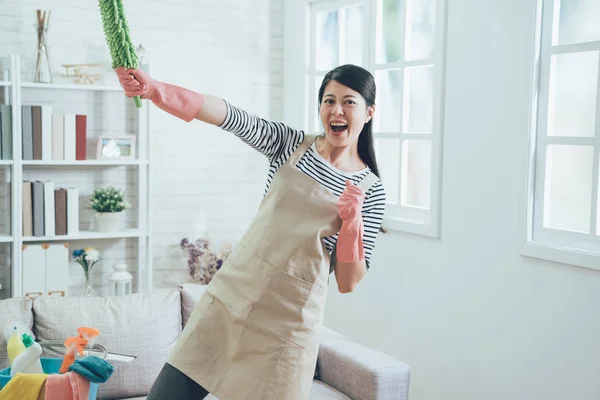 Alegre Ama Casa Usando Delantal Haciendo Superman Pose Cara Cámara — Foto de Stock