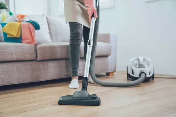 Ázsiai Porszívó Segítségével Nappaliban Házvezetőnő Rózsaszín Gumi Védősapkák Kesztyűben Takarítás — Stock Fotó