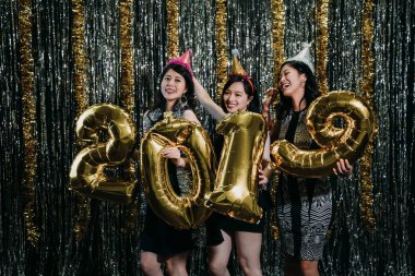 mutlu yeni yıl arifesi gece kulübünde kutlama parti şapkaları giyen genç moda kızlar. grup arkadaşıyla 2019 altın balonlarla dans müzik keyfini çıkarın. clubbing bayanlar aşk gece yaşam tarzı kavramı.