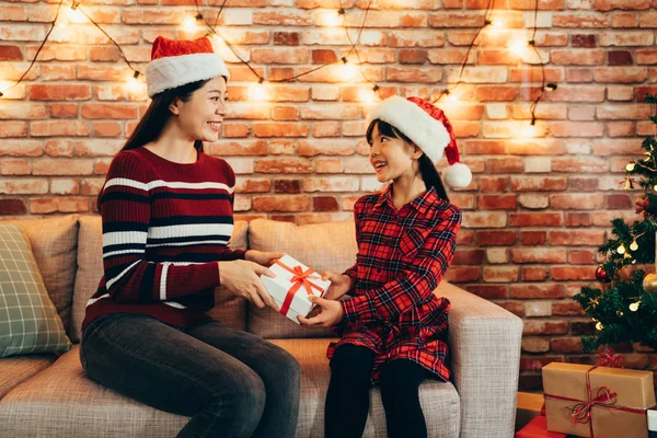 Asiatisk Familj Fira Hemma Julafton Två Tjejer Med Röda Hattar — Stockfoto