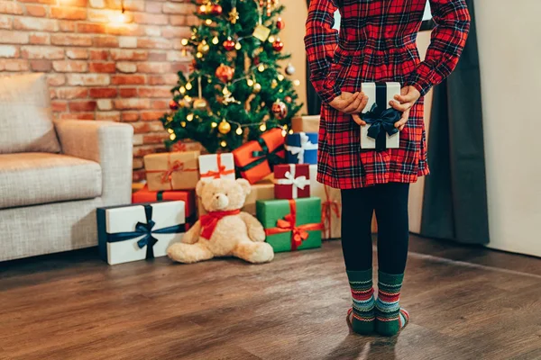 Överraskning För Julklapp Inredda Hem Nära Xmas Tree Liten Flicka — Stockfoto