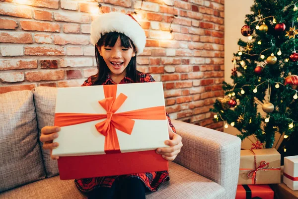 Küçük Sevimli Kız Açık Noel Hediye Kutusu Boks Gün Güzel — Stok fotoğraf