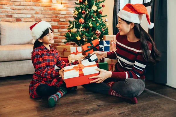 Glada Barn Och Mamma Bär Jul Hattar Firar Hemma Sitter — Stockfoto