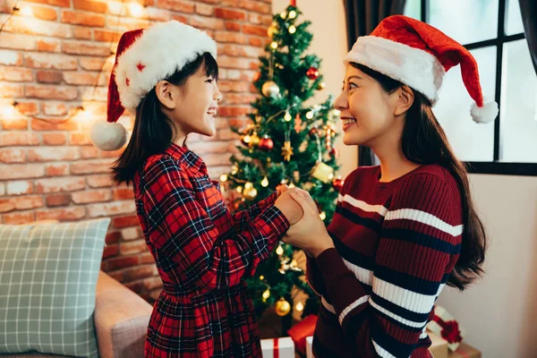 Lycklig Familj Med Kärlek Hålla Händerna Ihop Firar Jul Inomhus — Stockfoto