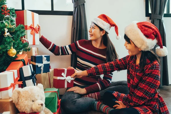 Jolies Filles Décorer Salon Réglage Boîtes Cadeaux Noël Sous Arbre — Photo
