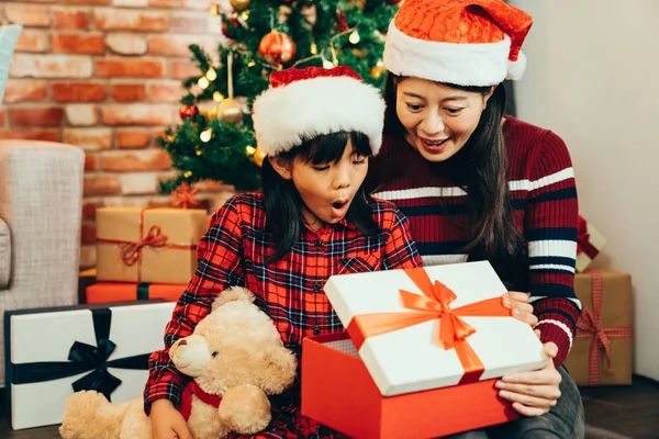 Söta Familjen Öppnar Julklappar Tillsammans Annandagen Hemma Inredda Xmas Träd — Stockfoto