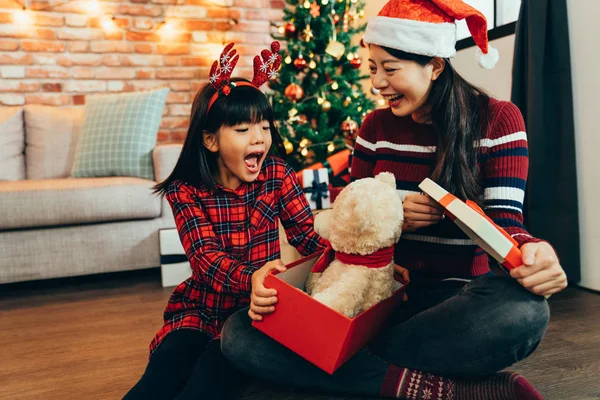 Mamma Ger Liten Flicka Leksak Björn Som Julklapp Som Annandagen — Stockfoto