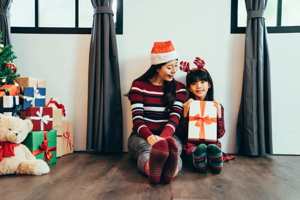 Elegante Mamma Dando Bella Ragazza Regalo Natale Grazioso Bambino Possesso — Foto Stock